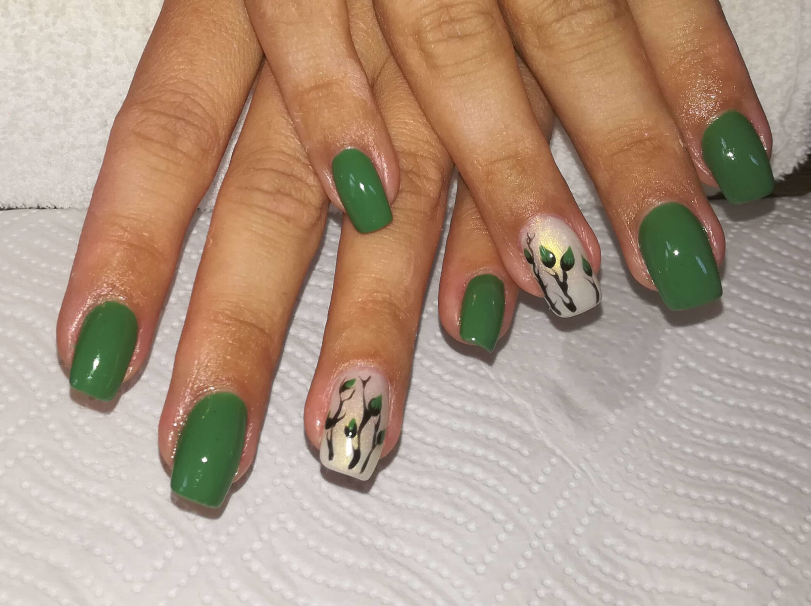 grüne Gelnägel von Melinda’s Nails