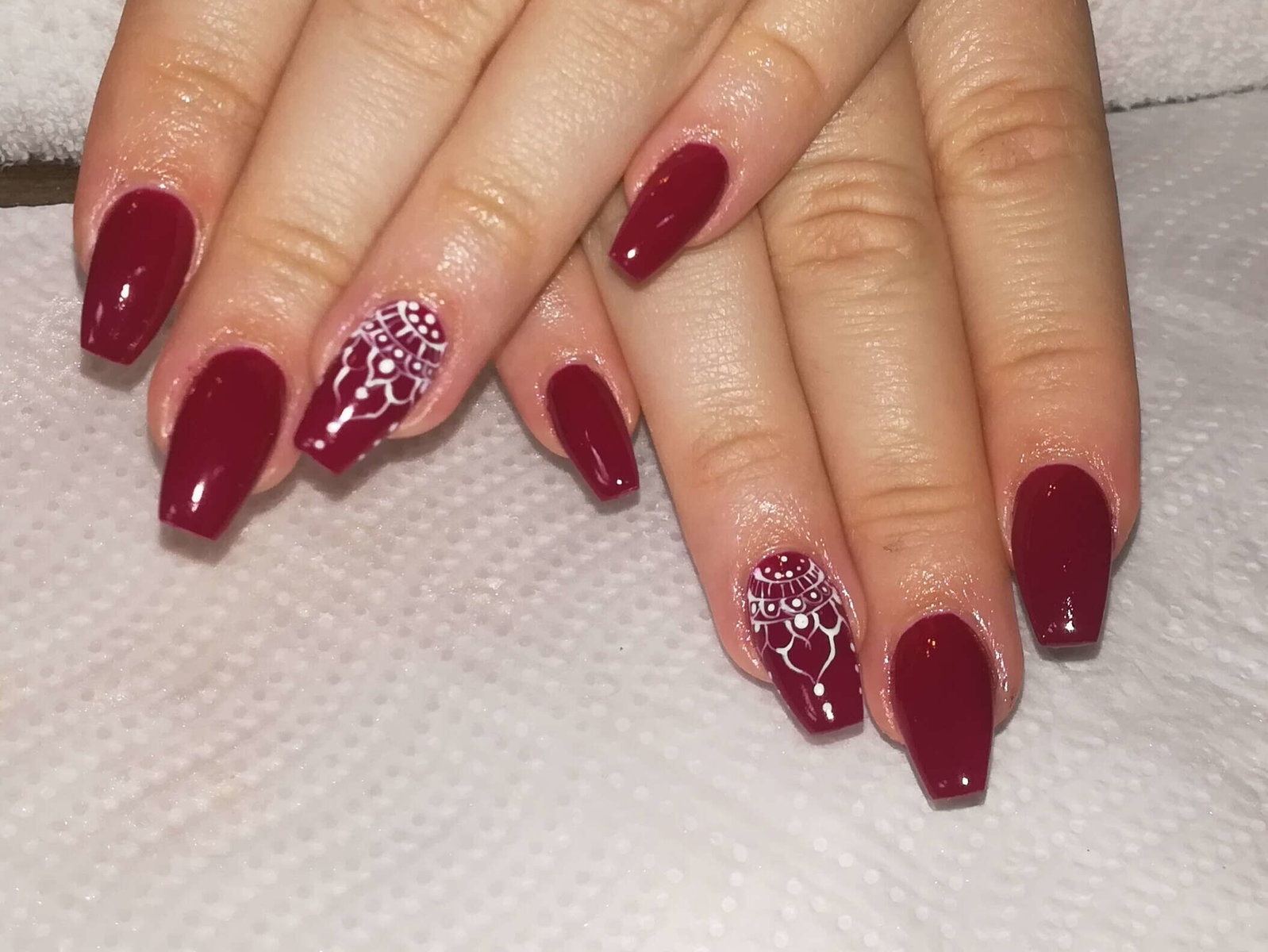 weinrotes Nageldesign von Melinda’s Nails